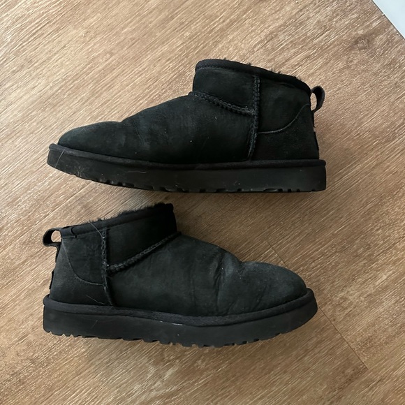 Mini ugg black size US7 - Picture 2 of 6